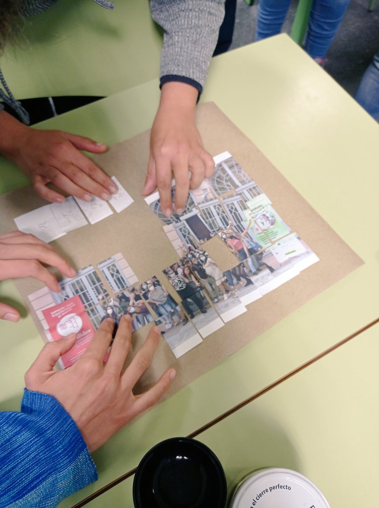 BarragansMaria's tweet image. Las alumnas de &quot;semillas&quot; hemos creado un mapa de nuestro potencial y es increíble la red de conexiones que ha salido de él. 📚🌱 #nuevosproyectos #emprendimiento #juntasesmejor