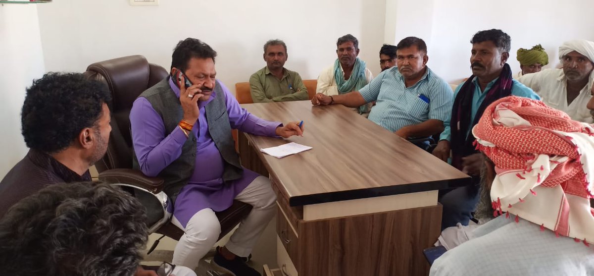 raghubhaidesai's tweet photo. 24/11/2021 રાધનપુર મુકામે અગરિયાહિત રક્ષકમંચ,સાંતલપુરની રૂબરૂ રજૂઆત અંતર્ગત અગરિયાના ઓળખકાર્ડ રદ ન કરવા બાબતે કલેકટરશ્રીને પત્ર મારફતે રજૂઆત કરી જેમાં ઘનશ્યામભાઈ ઝૂલા,ડૉ.વિષ્ણુ ઝૂલા,મુકેશજી અને પ્રભાતસંગ જાડેજા,ગજુભા જાડેજા,બાબુભાઈ ઠાકોરસુલ્તાનભાઇ રાજા,જુસબભાઇ રાજા ઉપસ્થિત રહ્યા https://t.co/u2Iq3fDo9A