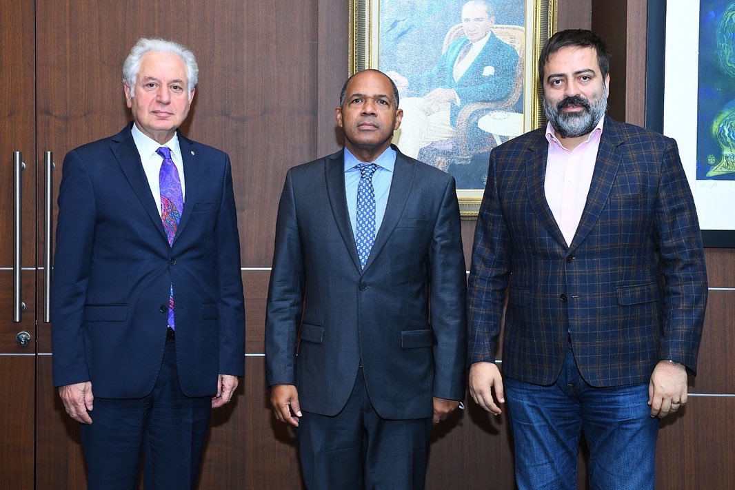 Küba Cumhuriyeti Büyükelçisi Sayın Luis Alberto Amaros Nunes belediyemizi ziyaret etti. 

Keyifli bir sohbet gerçekleştirdiğimiz Büyükelçimize nazik ziyaretlerinden dolayı teşekkür ederim.