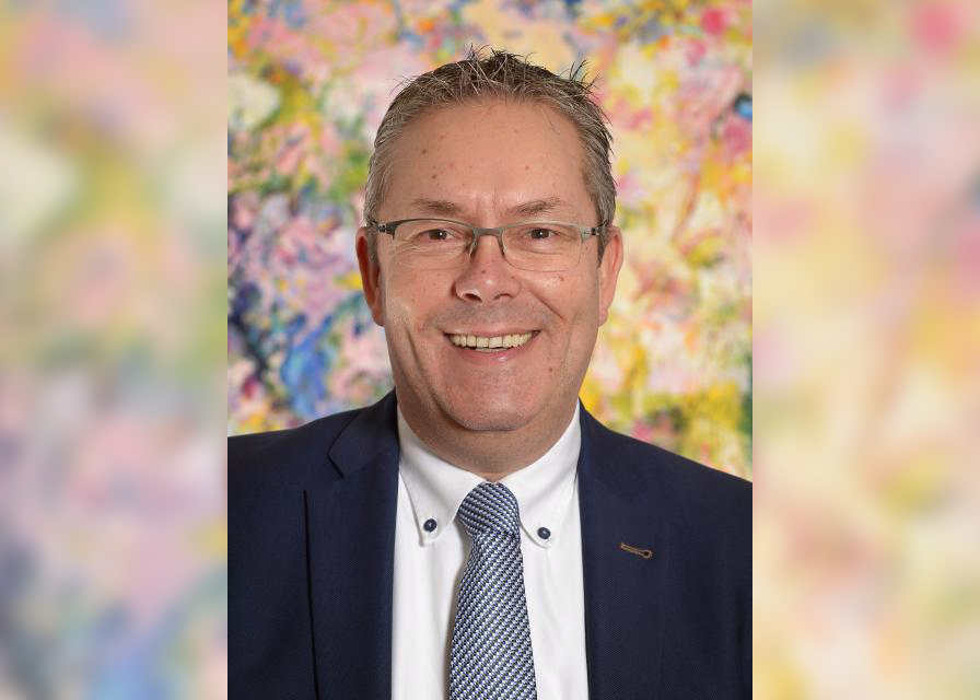 Simpelveld heeft met Dion Schneider officieel een waarnemend burgemeester. Gouverneur Remkes heeft de voormalig wethouder van gemeente Kerkrade beëdigd. Waarnemend burgemeester Schneider start maandag 29 november met zijn nieuwe taak.
bit.ly/3oZWGqm