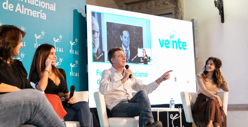 "Una secuencia de 4 minutos se graba en 45 minutos en una serie diaria. En el cine, un día. Y en Estados Unidos, una semana”. Juanjo Artero, <a href="/Llumbarrera/">Llum Barrera</a>, <a href="/PPrendes/">Paula Prendes</a>, <a href="/TirsoCalero/">Tirso Calero</a> y <a href="/Paulahergar/">Paula Hergar</a> hablan de #series en <a href="/festivalmeria/">F I C A L</a>. #YoSoyFICAL #FICAL21

filmand.es/fical-series-d…