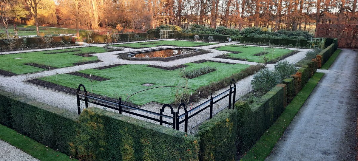HuisMiddachten's tweet photo. In alle #jaargetijden zijn de #tuinen mooi! Ook in de herfst. De tuinmannen zijn volop bezig met de bladeren maar ook met het knippen van de hagen. Sommige #beukenhagen zijn al meer dan 100 jaar oud! #landgoed #hetwerkgaatdoor https://t.co/edgh4BkXoM