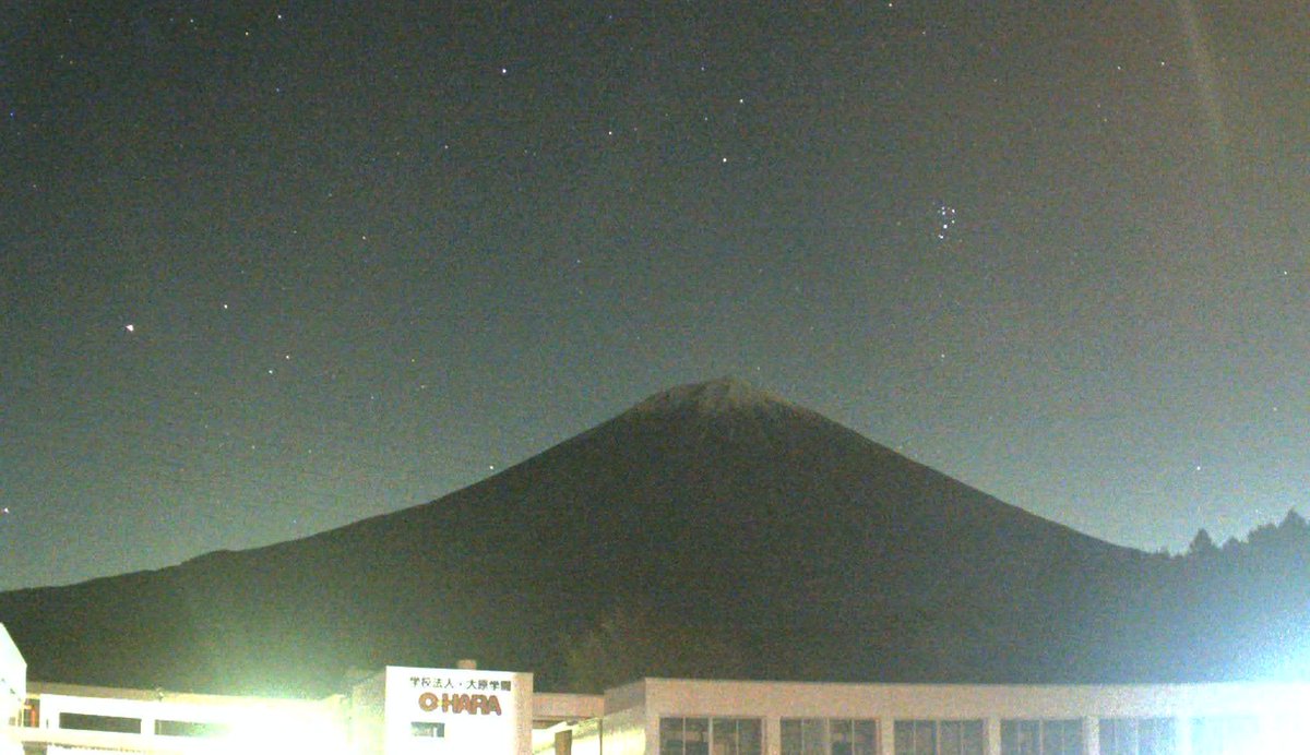 富士山のライブカメラばかりで 申し訳ありません😓😓 ライブカメラでもこんなに星が見えるんだと 思ってしまって🙂