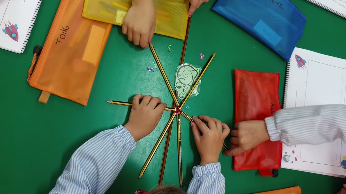 Salesianos Alcalá on Twitter: "#Cooperativo I Los alumnos de infantil de 5 años utilizan la técnica de lápices al centro para reforzar los contenidos trabajados del Universo #NosMueveLaEsperanza https://t.co/bLA7rP0hbm" / Twitter