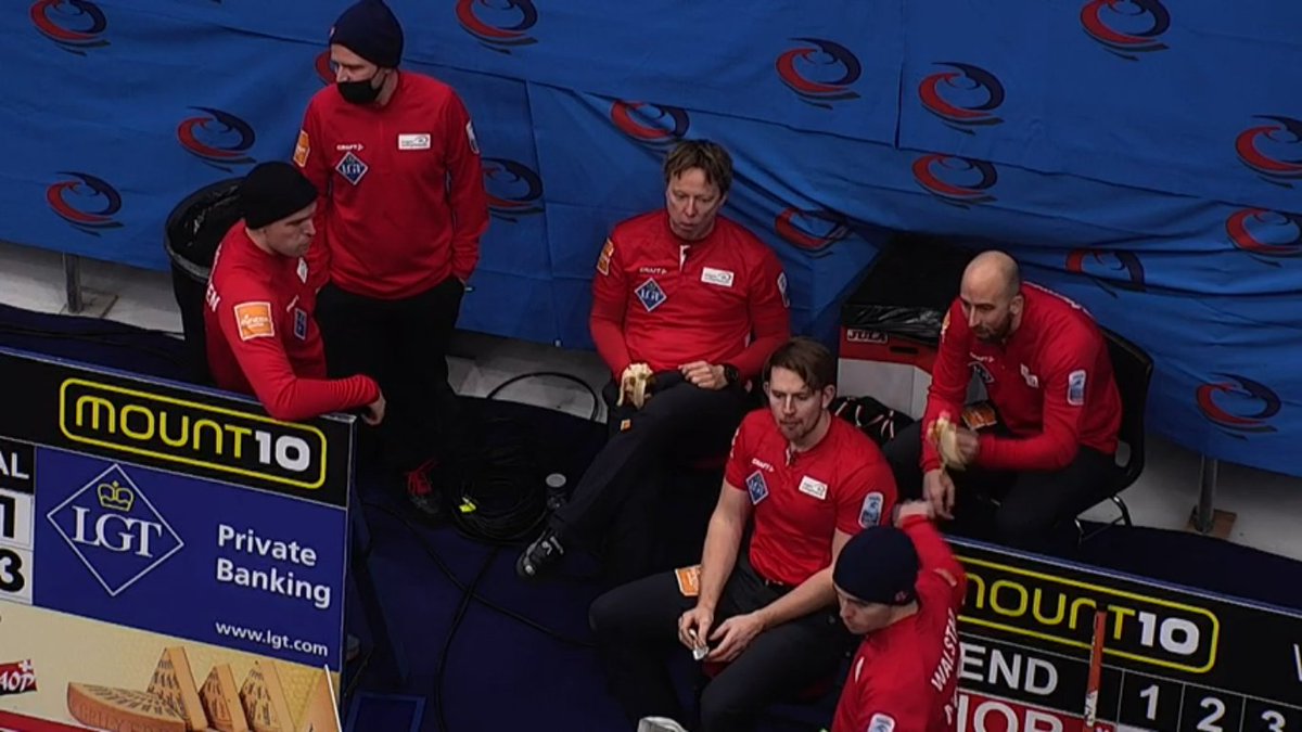 ciaomichaella's tweet photo. Wouter blanks again. We're at the halftime break now. Norway still w/ the 4-0 lead. Looks like Steffen got cold. Beanie is on his head now. #curling #ECC2021 https://t.co/0JWBET6vr0