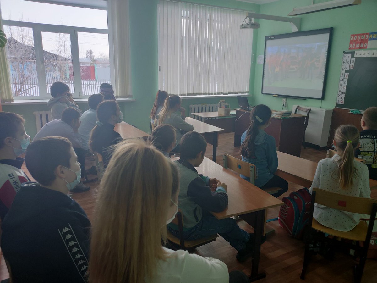 Учащиеся на профориентационном уроке #ШоуПрофессий, который сегодня посвящён автомобильной промышленности и компетенции "Кузовной ремонт"