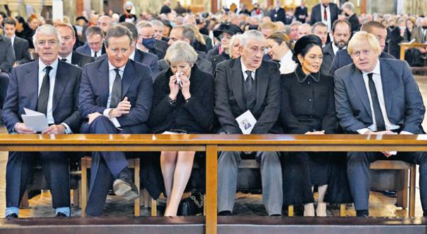 BriefcaseMike's tweet photo. This photo in several papers today won't help to improve levels of mask-wearing in crowded indoor spaces. Dangerously irresponsible. 
Don't be like them. Wear a mask! 😷😷😷 #BBCNews #r4today #LBC https://t.co/GLwlsCUBcN