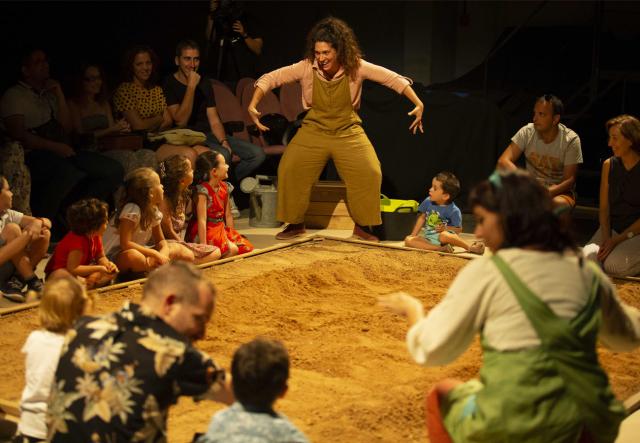 🥬‍Horta🌾

La Joana i l'Esther ja ho tenen tot a punt per començar el cicle: preparar la terra, plantar, regar… Arromangueu-vos i connecteu tots els sentits perquè hi ha molts secrets per descobrir sota la terra!

🗓️ Dimarts 30 a les 11h i 12.30h
🎟️ bit.ly/Horta-sab