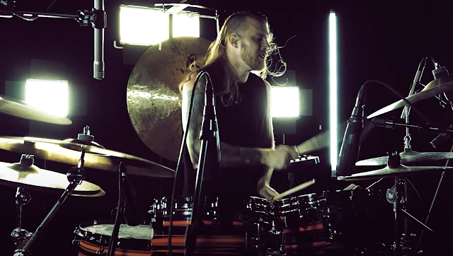 Days away from the release of None But a Pure Heart Can Sing LP, NYC #postmetal visionaries SO HIDEOUS @so_hideous_nyc share new video showing drummer Michael Kadnar playing through "Motorik Visage,"an epic, 11-minute track from the album. Watch at youtube.com/watch?v=QD9-2P…