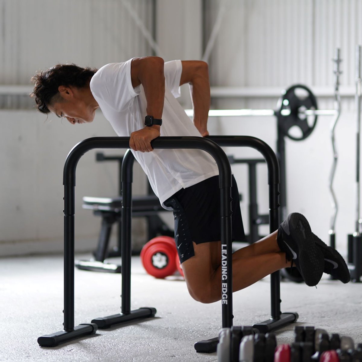 Leadingedge リーディングエッジ おすすめ商品紹介 Le Ds800bk ディップスタンドブラック 力を入れやすいグリップ幅 斜め懸垂がしやすい幅広設計等ディップスはもちろん様々な種目を行う上で使いやすさを追求した商品となっております 商品は