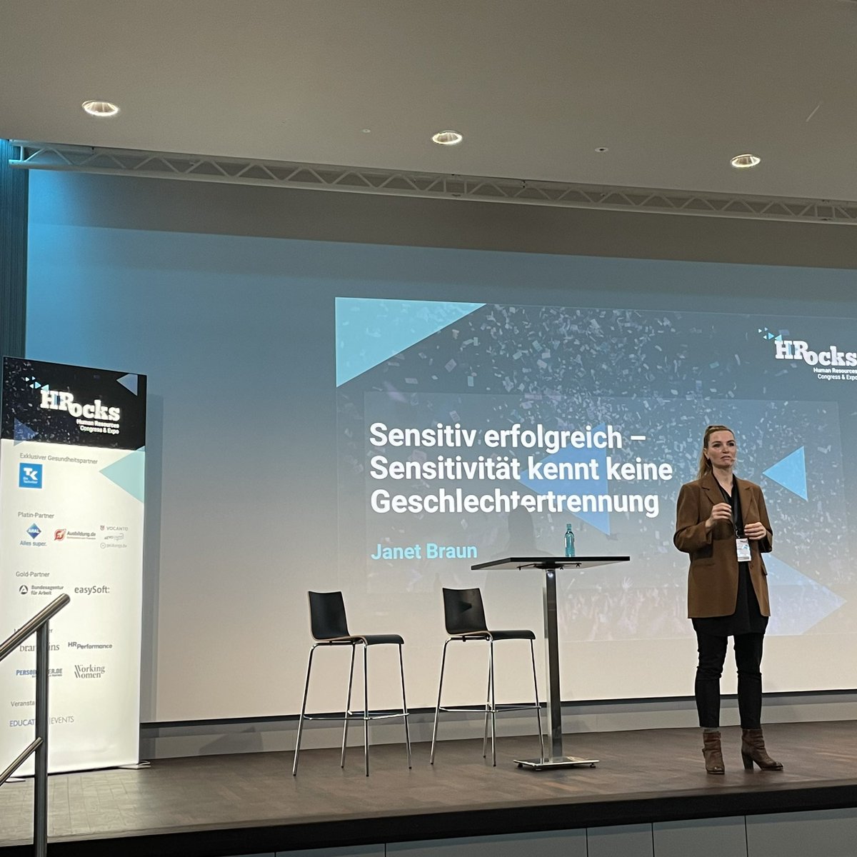 Persoblogger's tweet photo. „Wer braucht was genau, um #HighPerformer zu werden?“. Guter Vortragsimpuls von #Profilerin #JanetBraun zu #Hochsensitivität auf #HRocks #HR Konferenz Düsseldorf. Die folgenden #Recruiting #Personalauswahl Tipps hingegen sind eher fragwürdig. https://t.co/gIPt1DVJy7