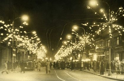 BarnaCentre's tweet photo. Avui s'encenen els #llums però saps que el c/ #Petritxol va ser el primer carrer de bcn decorat amb bombetes de #Nadal l'any 1957? L'any següent ho farien carrers tan emblemàtics com la Rambla, Pelai o Portal de l’Àngel🧚♂️, on no faltava el tradicional #avet 🎄gegant de #CanJorba. https://t.co/jFqtk2coAd