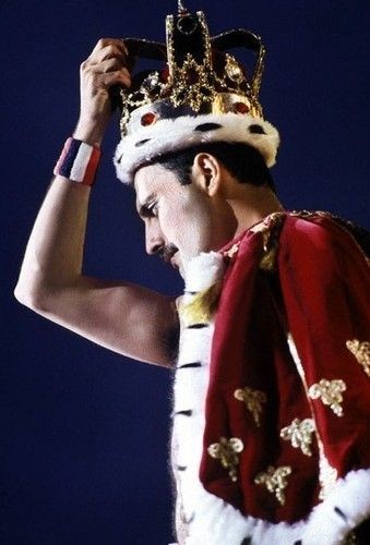 "My smile, still, stays on
The show must go on"

30 anni senza il dio #FreddieMercury 🥀