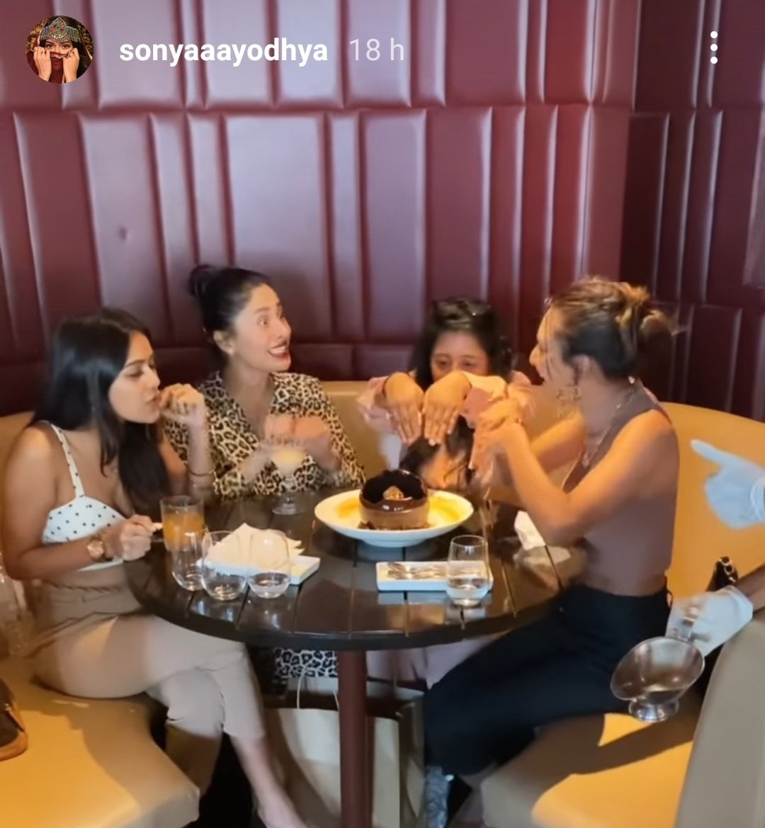 AK3Wonder's tweet photo. When is this gang meeting again??π The friends who bring out the craziness, the child in themselves is the best company! Their enthusiasm, enjoyment and excitement is so blissful to see.β€
#EricaFernandes @IamEJF #Sonyaa @realkingsonyaa #Shubhavi #Aakansha https://t.co/UiR3ZLZ8R7