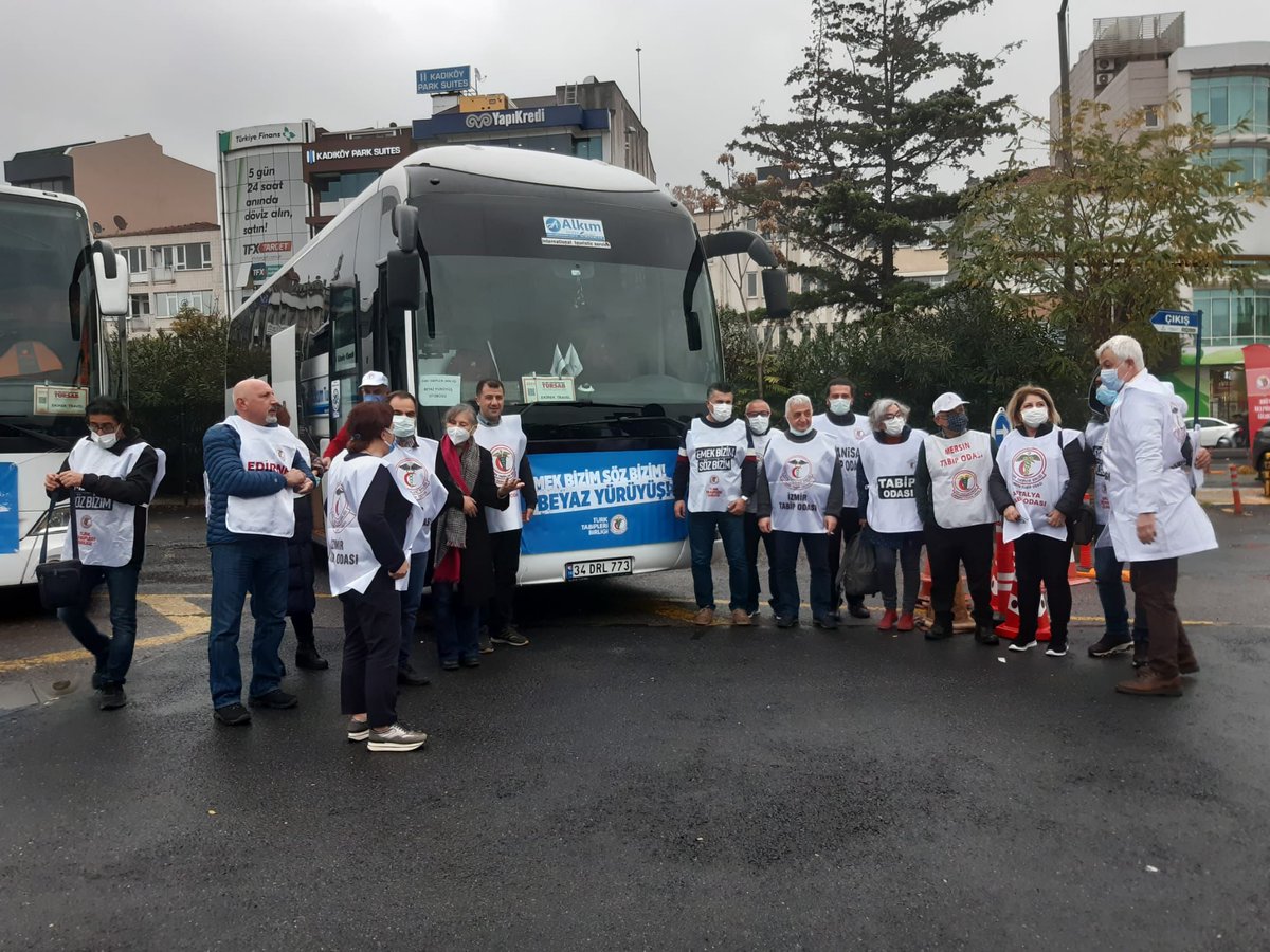 İnsan Haklarından Sorumlu İl Başkan Yardımcımız Burkay Düzce; TTB’nin öncülüğünde Ankara’da gerçekleştirilecek ‘Beyaz Yürüyüş’ için bu sabah İstanbul’dan yola çıkan sağlık emekçilerini Ankara’ya uğurladı.