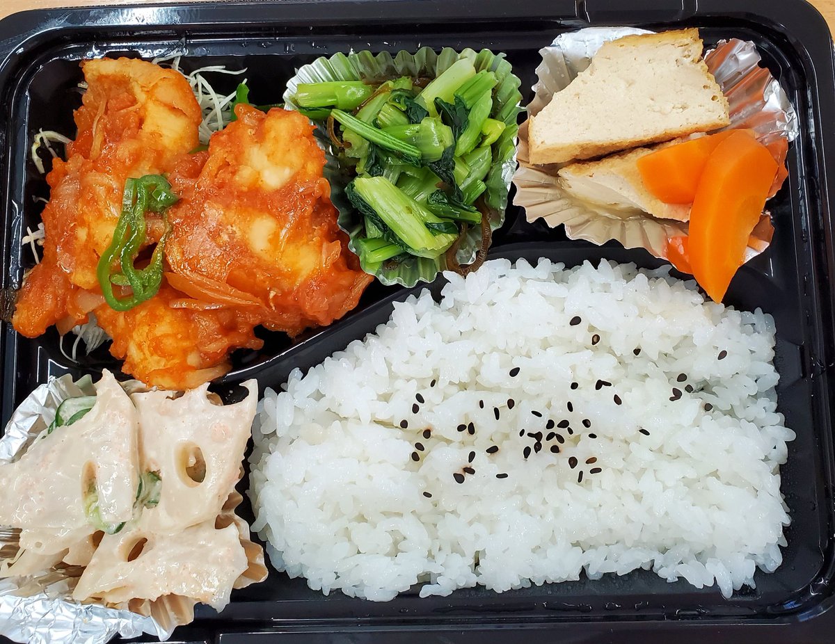 今日の500円弁当(^^) 鶏肉のケチャップ炒め 厚揚げの煮物 れんこん明太サラダ 青菜の塩こぶ和え