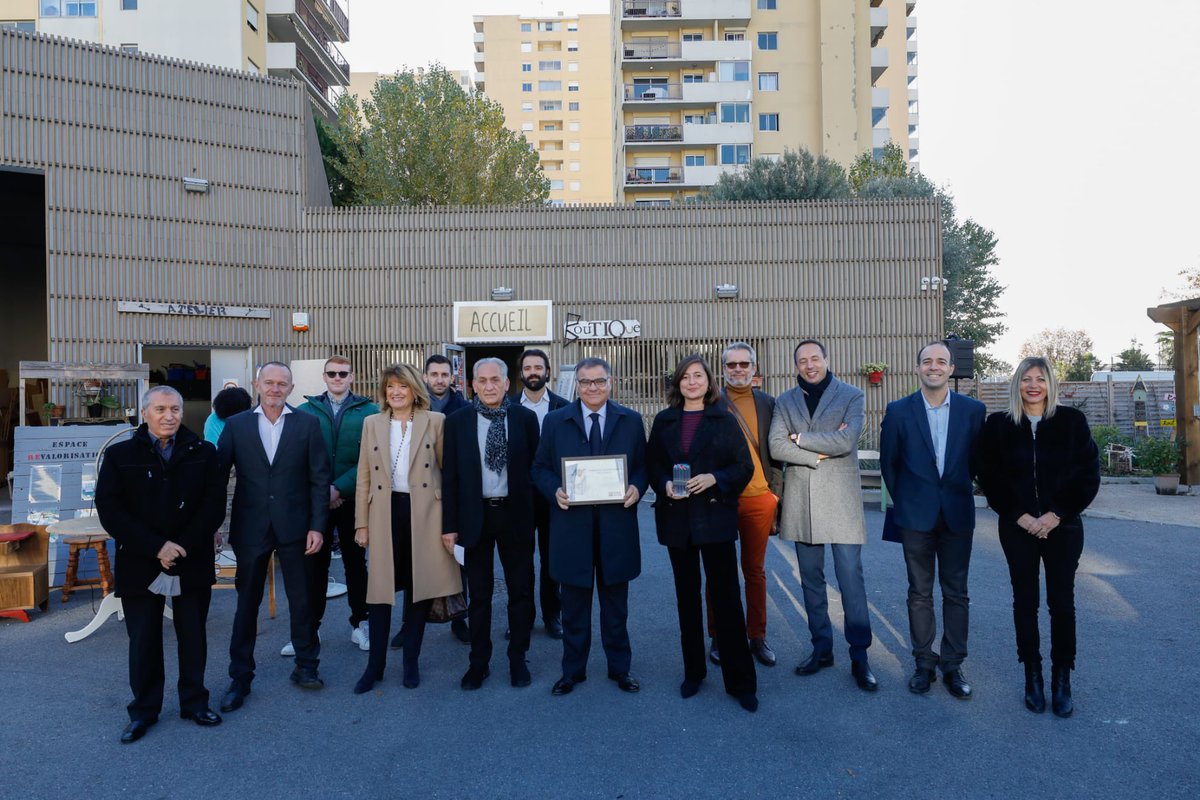 MagaliAltounian's tweet photo. Fière de remettre avec @PPLeonelli, @bailetmonique et @Benahmedkarim11 le prix @EUROCITIES à la recyclerie des Moulins. Il récompense chaque année les meilleurs projets de développement en #Europe. Bravo à ceux qui font de ce projet durable et solidaire une réussite #Nice06 https://t.co/go37NN0H21