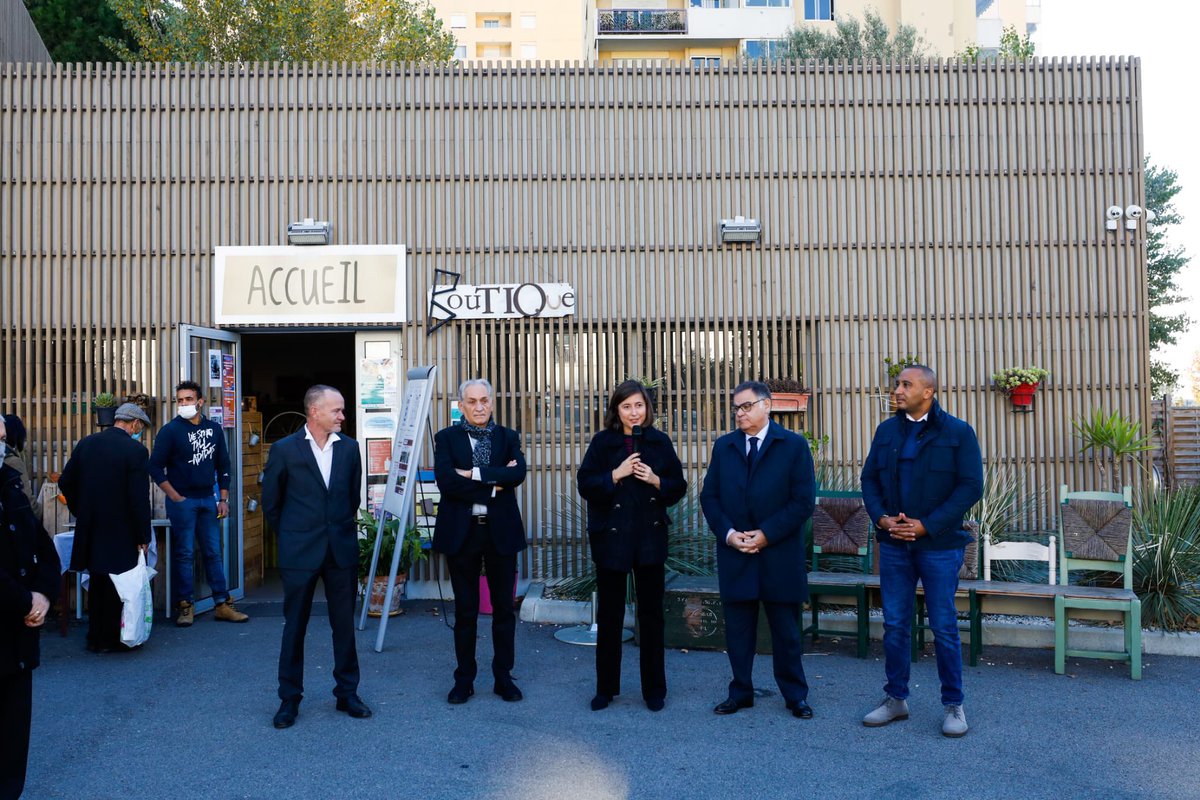 MagaliAltounian's tweet photo. Fière de remettre avec @PPLeonelli, @bailetmonique et @Benahmedkarim11 le prix @EUROCITIES à la recyclerie des Moulins. Il récompense chaque année les meilleurs projets de développement en #Europe. Bravo à ceux qui font de ce projet durable et solidaire une réussite #Nice06 https://t.co/go37NN0H21