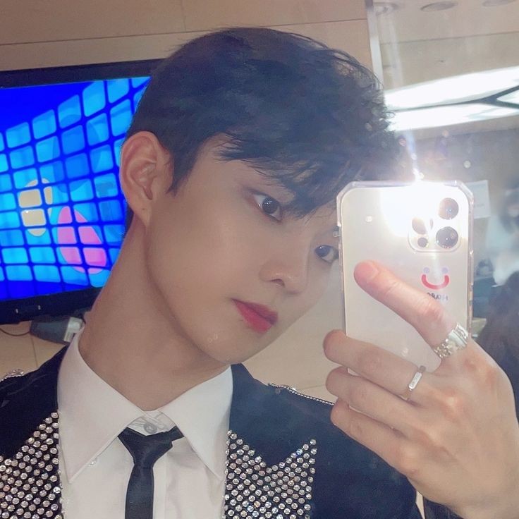 esunwoolov's tweet photo. identical,
a milkyu , sunkyu filo au.

a lot of people are confuse because of his identity. sometimes he were all black sometimes he were all bright colors. jae and woo thought that they got played by the same person but it turns out that? https://t.co/BNy94OXwBW