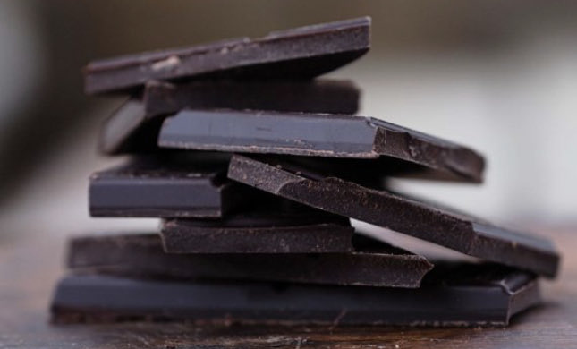 Motorfinityuk's tweet photo. Yay! 👏Here’s the good news… With freezing weather on the way, eating dark chocolate is great way to improve circulation! 😋 Treat yourself! #WellbeingWednesday #MotorfinityHQ #lookafteryou https://t.co/y21f4y6sTw