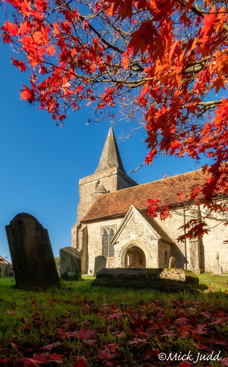 juddbloke's tweet photo. Some #Autumn colour and #sunshine at St Margaret's #Church in #Hothfield, #Ashford, #Kent as seen at the beginning of November. https://t.co/IuUttT6z8H