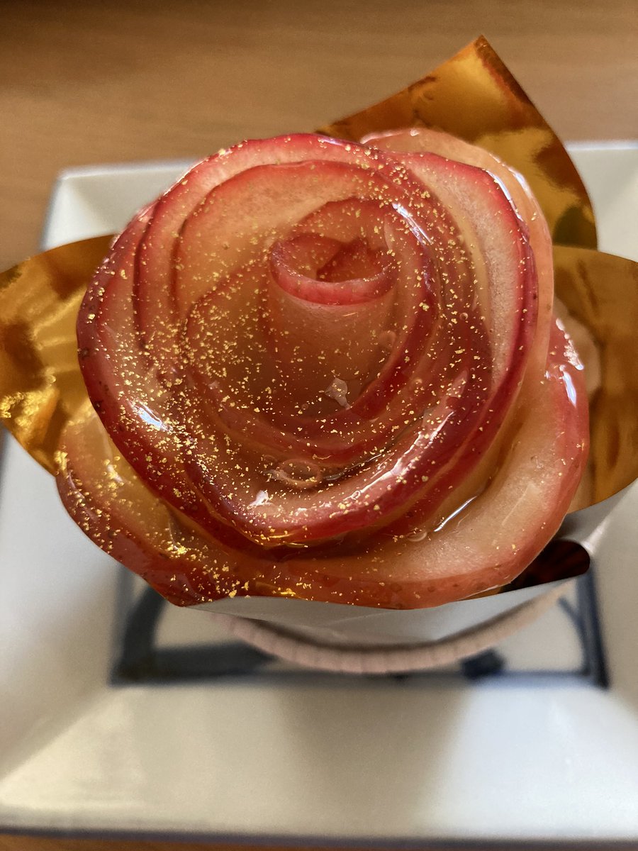 _keichannel's tweet photo. 先日結婚15周年を迎え、近所のお店でリンゴで🍎薔薇をデザインしたケーキを買ってささやかにお祝いしました😊我が家はお互いに再婚なのですが、これからも仲良くやっていけたらと思います🌹 https://t.co/Tpu2qe7hPN