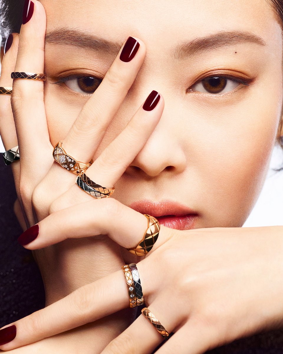 The art of accumulation.
Korean singer and CHANEL ambassador JENNIE wears mini and small COCO CRUSH rings in BEIGE GOLD, yellow gold and white gold, with and without diamonds.
#CocoCrush #CHANELFineJewelry #SomeEncountersYouWearForever 
Discover on chanel.com/-TW5-CC22