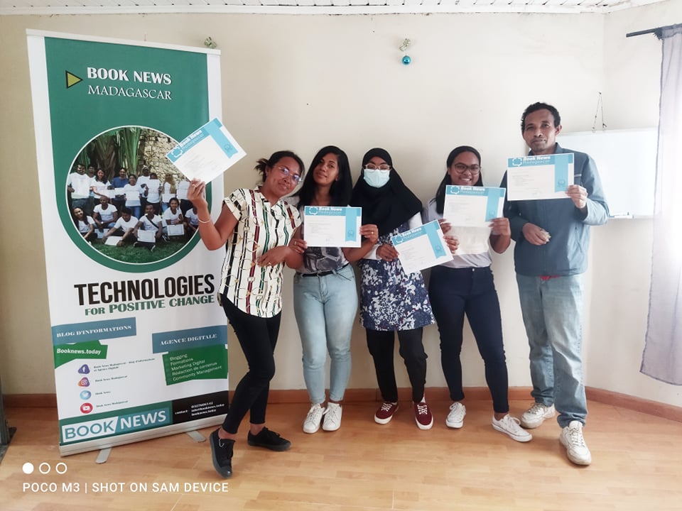 BookNewsMada's tweet photo. 𝓦𝓮'𝓻𝓮 𝓭𝓸𝓷𝓮 ! 📯📯La formation en #CommunicationDigitale qui a duré trois semaines a pris fin aujourd'hui! ☺️☺️ Ce fut trois semaines très chargées avec nos 8 participants, dont 5 en Pack et 3 en modulaires!
#TechnologiesForPositiveChange #formation #digital https://t.co/8ih0iOr4oS