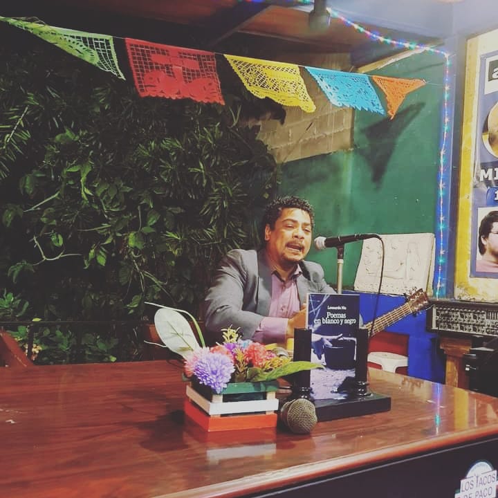 Gozamos en el lanzamiento de la segunda edición de «Poemas en blanco y negro», el libro de <a href="/LeonardoNin/">Leonardo Nin</a> 

La fiesta fue en Los Tacos de Paco.

#Índole15Años