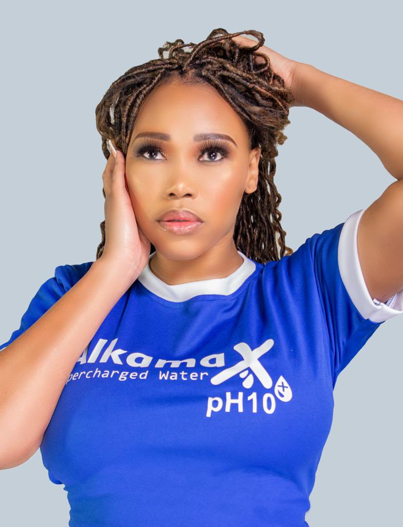 PhilMphela's tweet image. BRANDS: Sonia Mbele starts water business

The actress/producer/business woman has launched a water branding &amp;amp; bottling company called Alkamax. 

I’m told 500ml bottle will retail for R10

#KgopoloReports