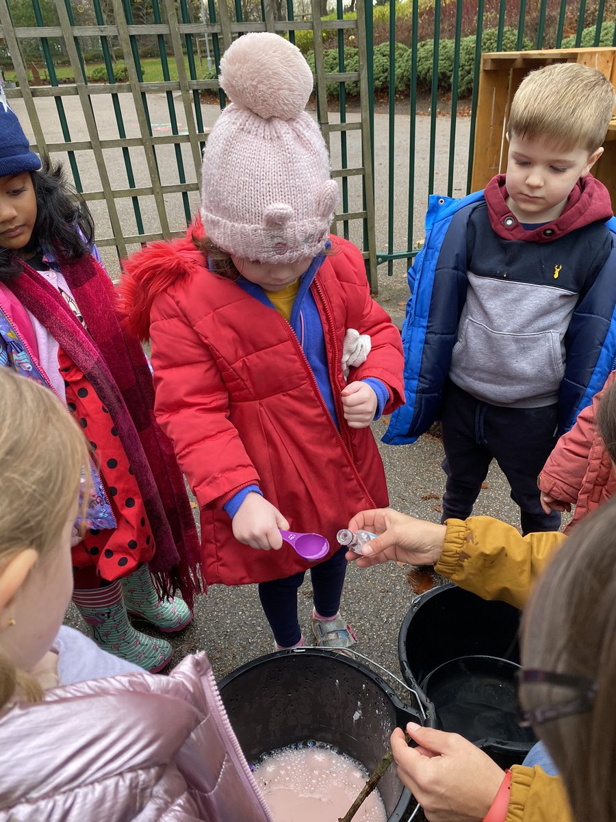 hzschoolnursery's tweet photo. One of our lovely mums came to nursery to show us a fascinating science experiment this morning. #bubblewands #bubbles #instructions #listening #learningoutdoors #getoutdoors #science 👩🔬🧪🥼💚 @hazleheadschool https://t.co/jlsnqGfo6q