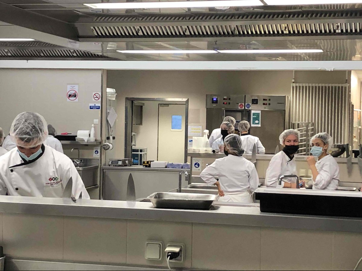 RabelaisLycee14's tweet photo. Accueil et échanges entre CAP Cuisine du Lycée La Hotoie #amiens @AcAmiens et nos CAP CSHCR @ac_normandie sur le thème de la #gastronomie #picarde. https://t.co/BSmqEFvfJq