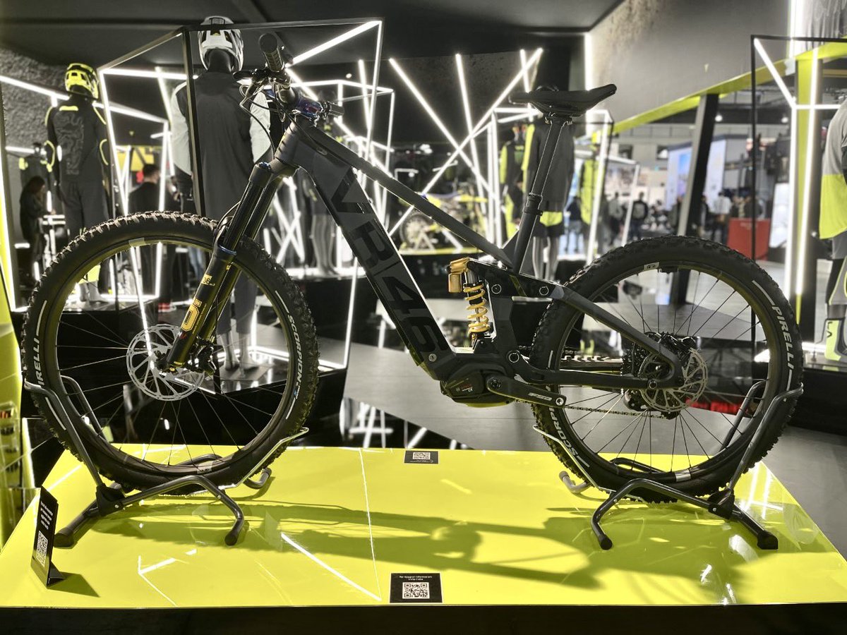 La nuova #VR46Terra #ebike firmata #ValentinoRossi esposta a #Eicma da non perdere. Telaio alluminio, motore Bosch con 85 Nm di coppia, batteria da 750 Wh. La Limited Edition in 46 unità. Non distante dal nostro stand #gazzettamotori: veniteci a trovare (Padiglione 13 Stand C89)