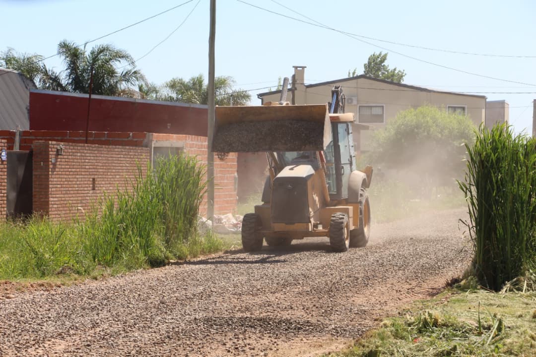 MuniZARATE's tweet photo. 🚧 #ServiciosPúblicos ✅ Barrio #LosCeibos

🚜 Continúan las obras de ionizado y reparación en el Plan Integral de Mejoramiento de Calles.

📍 Hoy: Calle Flor Nacional del Barrio Los Ceibos. https://t.co/1DvGnSvfF6