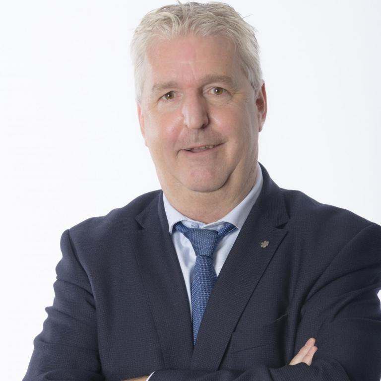 Waarom zien al die provincie gouverneurs eruit als buren die de politie bellen als je om 15u muziek hebt opstaan in je eigen tuin?