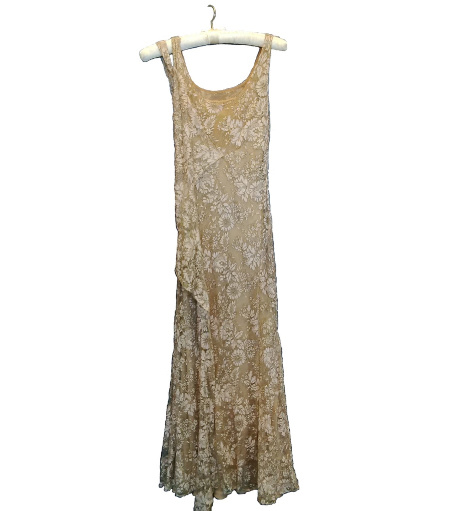 museumrichmond's tweet photo. A large aspect of historical fashion is the #silhouette of an outfit, making this 1920s dress the perfect subject for today's #museum30 post! #1920s #1920sfashion #flapperdress #flapperstyle #fashionhistory #museumofrichmond #richmond #richmonduponthames #richmondhistory https://t.co/tR8Pj718hL