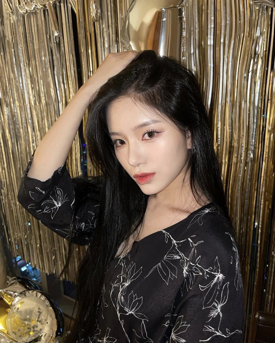 RAYEONLOOKS's tweet photo. happy birthday rayeon<3 https://t.co/Gsk2qXpCDw