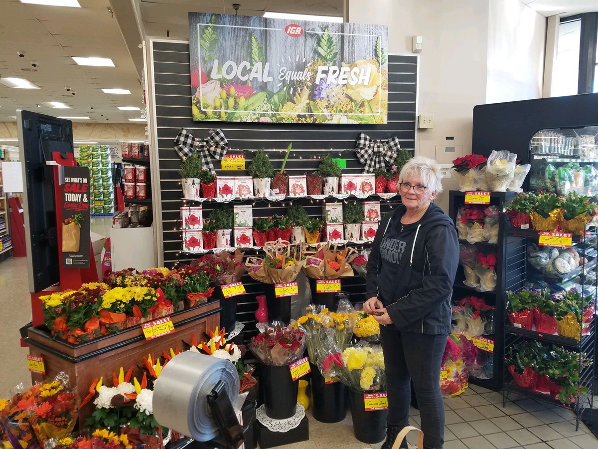 AdamsMarkets's tweet photo. Don't show up to dinner empty handed!
Grab a little something from Miss Betty's beautiful floral section in #MonsonMA. 🌻🌼🏵🌹
#NoOneWantsAnAngryMomOrGrandma 😆 #BrightenUpTheirDay #FallFloral #MissBetty #WhenVibranceMatters https://t.co/L3ZmEIvQks