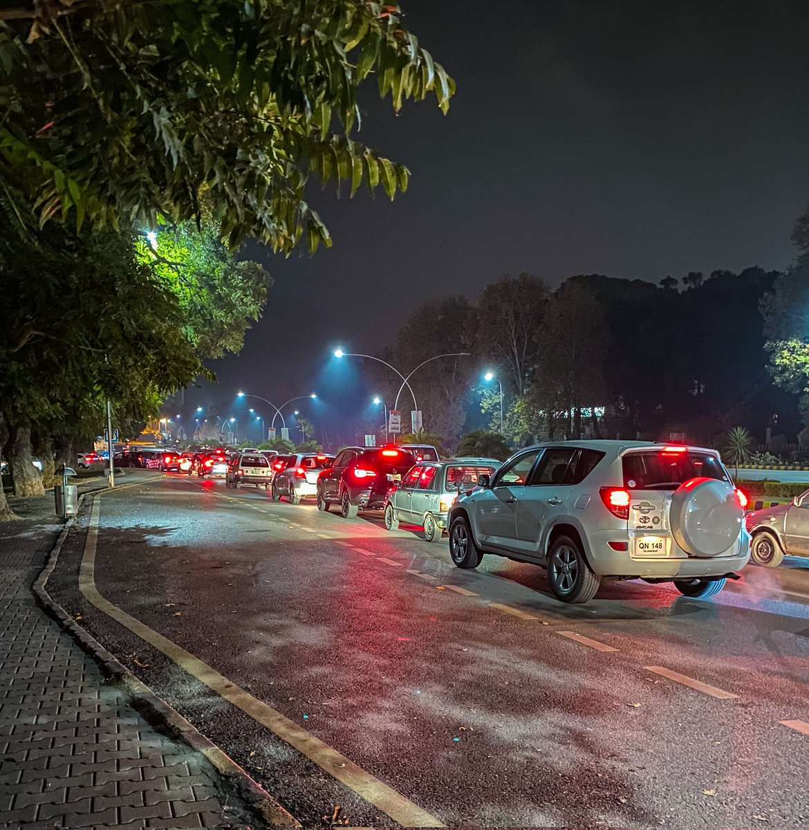 TariqRahimPPP's tweet photo. Insane queue of cars on EVERY petrol pump due to strike!
Our people won’t boycott for petrol price hike, but will wait in the queue for hours..
Thank you Imran Khan, aap ki Nalayaki ki waja say awaam ko yeh din bhi dekhna parra! ⛽️ You have literally RUINED everything.
#Petrol https://t.co/vcD2yZpgIu