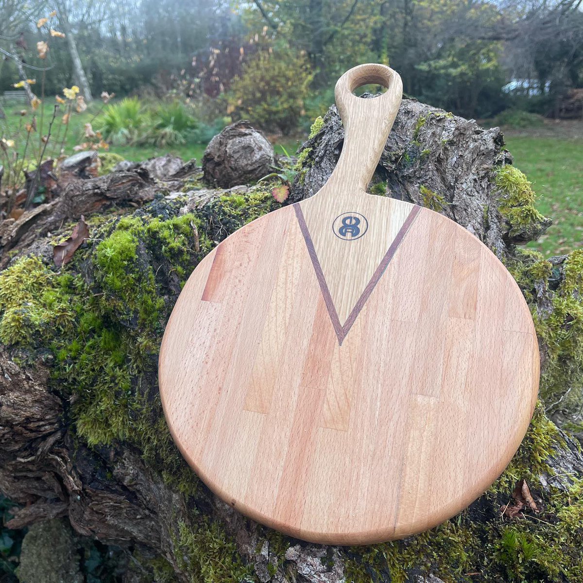 I was recently asked about pizza serving boards and explained I designed one earlier in the year. 

I stuck to the original design I made. Reclaimed beech 12” board and solid oak handle with Sapele join. 

#reclaimedwood #wood #craftcarpentry #oak #beech #pizza #pizzaboard