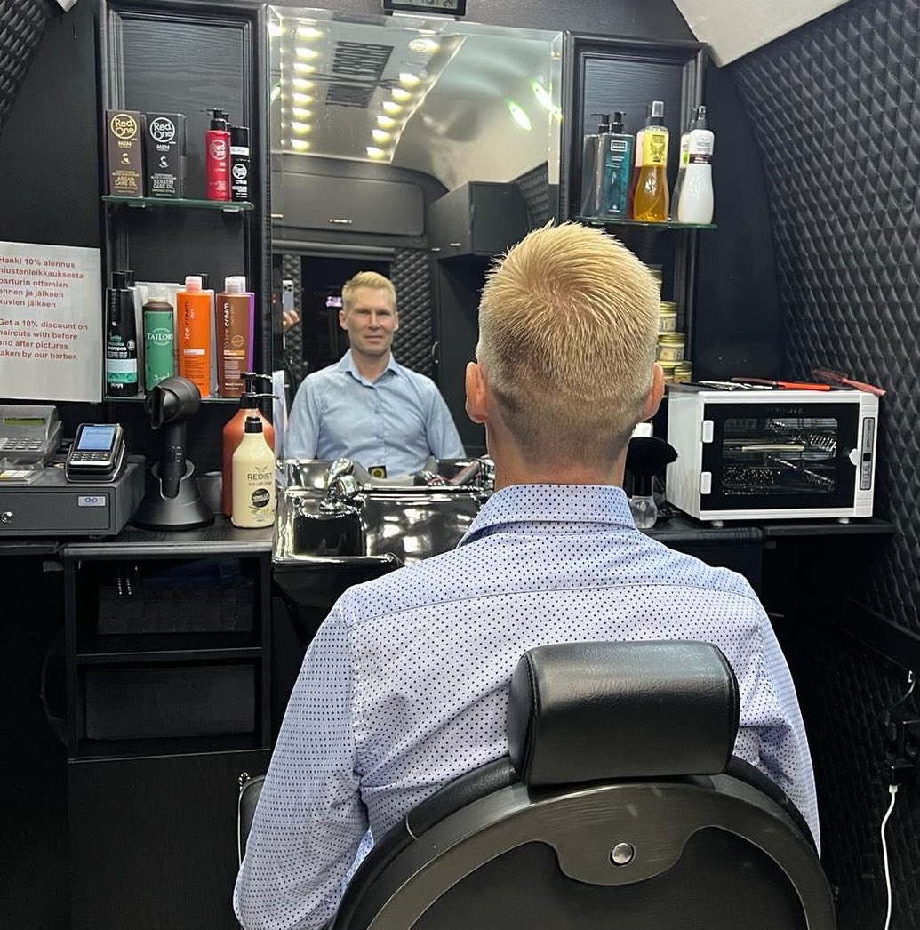 barbermobileoy's tweet photo. Älä jää paitsi meidän Black Friday -alennuksesta 🎟 tee ajanvaraus nyt

#barbermobile #barbervan  #mobilebarber #barbershop #salon #parturi #hiustenleikkaus #curlyhair #kihariahiuksia #kampaamo #pakettiauto #pkyritys #blackfriday #Location #finland  #helsinki #espoo #vantaa https://t.co/P4ry0Ck1pQ