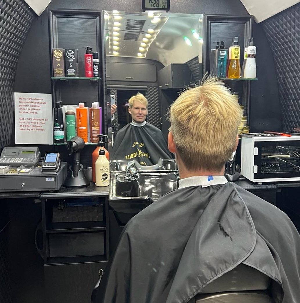 barbermobileoy's tweet photo. Älä jää paitsi meidän Black Friday -alennuksesta 🎟 tee ajanvaraus nyt

#barbermobile #barbervan  #mobilebarber #barbershop #salon #parturi #hiustenleikkaus #curlyhair #kihariahiuksia #kampaamo #pakettiauto #pkyritys #blackfriday #Location #finland  #helsinki #espoo #vantaa https://t.co/P4ry0Ck1pQ