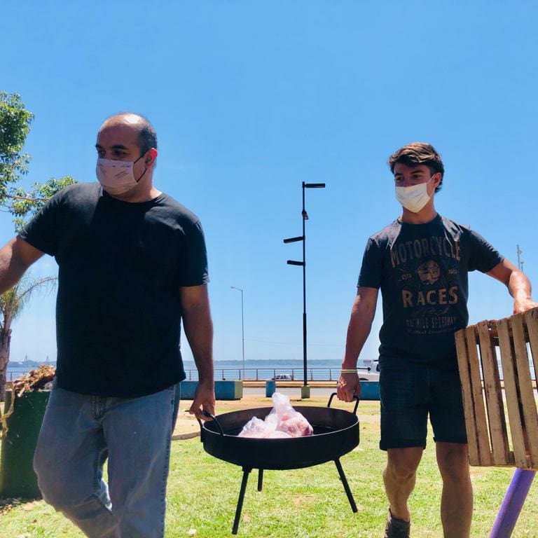maritoxalcaraz's tweet photo. Comenzando los preparativos para el almuerzo compartido con nuestros vecinos.

#GobiernoDeMisiones 
#FrenteRenovadorDeLaConcordia 
#EsfuerzoCompartido 
#Posceres
#SuperElArco
#TheNewImagen https://t.co/jltBsKnMTn