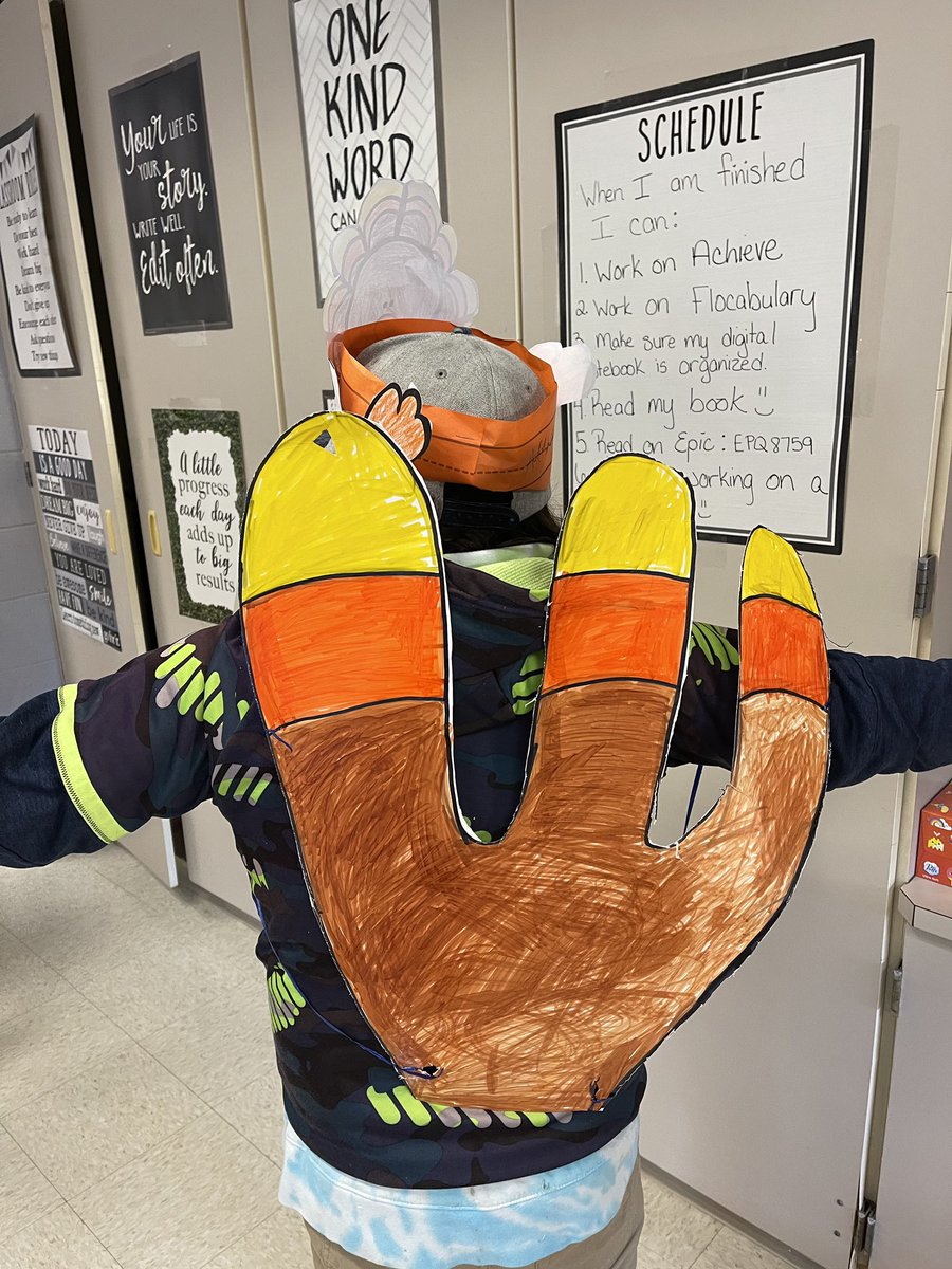 MsDacchille's tweet photo. 6B Turkeys! 🪶 🦃 🪶  @MrsStaub307 @INT_PRINCIPAL https://t.co/W4cKljfema