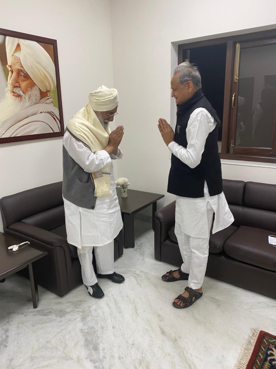 ashokgehlot51's tweet photo. राधा स्वामी सत्संग ब्यास बीलवा (जयपुर) पहुंचकर ब्यास प्रमुख श्री गुरिन्दर सिंह जी से भेंट की, शॉल ओढ़ाकर अभिनन्दन किया एवं सानिध्य प्राप्त किया। https://t.co/smQXsU1T5m
