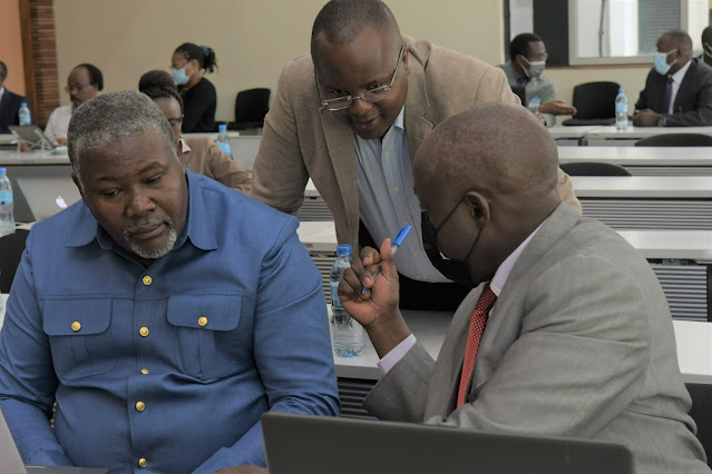 mfa_tanzania's tweet photo. Kikao cha 41 cha Mawaziri wa EAC ngazi ya maafisa waaandamizi kinaendelea jijini Arusha. Pamoja na mambo mengine, Mawaziri watapitia taarifa ya mchakato wa mabadiliko ya sheria ili kuruhusu Kiswahili na Kifaransa kuwa lugha rasmi za EAC. https://t.co/LuCuRe6KzW https://t.co/jg2fzj8zjK