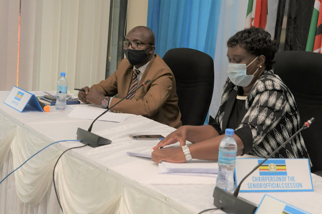 mfa_tanzania's tweet photo. Kikao cha 41 cha Mawaziri wa EAC ngazi ya maafisa waaandamizi kinaendelea jijini Arusha. Pamoja na mambo mengine, Mawaziri watapitia taarifa ya mchakato wa mabadiliko ya sheria ili kuruhusu Kiswahili na Kifaransa kuwa lugha rasmi za EAC. https://t.co/LuCuRe6KzW https://t.co/jg2fzj8zjK