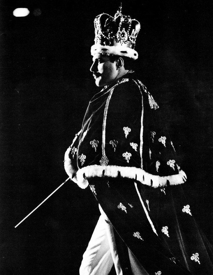 De Zanzibar para o mundo, Farrokh virou Freddie. Freddie Mercury. E há 30 anos, Freddie nos deixava. 

Dono da voz mais poderosa, gigante e única da história. A voz que, nos últimos 30 anos, continuou nos encantando. E ela segue viva, junto ao seu legado e grandeza. 

Eterno.