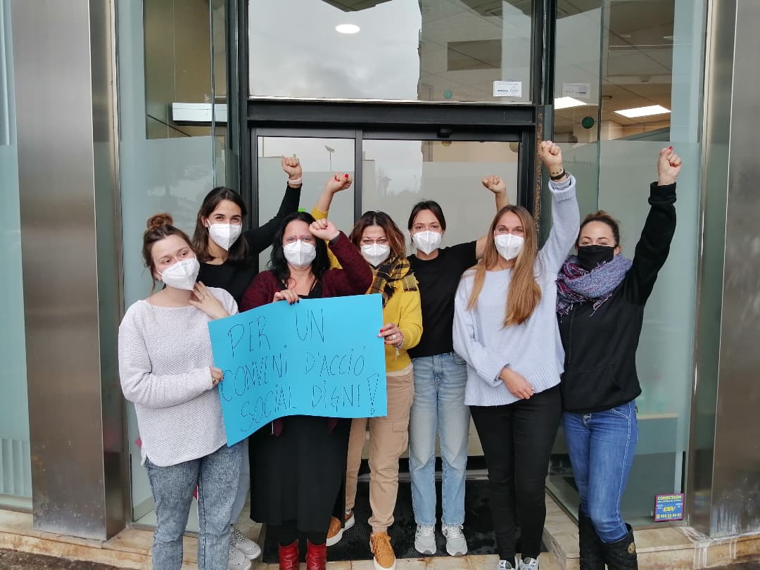 PLluita's tweet photo. Avui s'han produït les primeres aturades als centres de treball afectats pel Conveni d'Acció Social i aquesta tarda continuem!

#tercersectorenlluita https://t.co/yfrptTZNbA