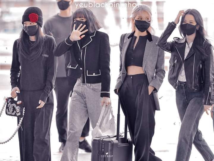 LiCheaSuJen1's tweet photo. Mọi chuyện sẽ ổn thôi các cô gái của em
GET WELL SOON LISA
STAY SAFE ROSÉ
STAY SAFE BLACKPINK 
#GetWellSoonLisa
#LoveYouROSÉ https://t.co/zDz34QMXDz